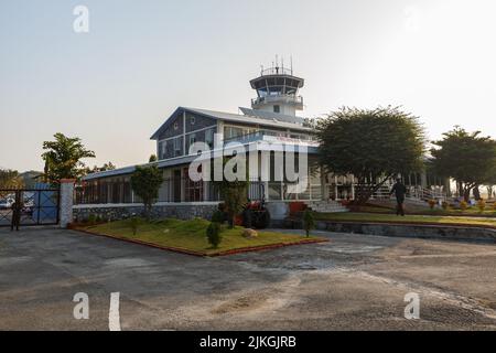 Pokhara, Népal - 24 novembre 2016 : vue de la tour de contrôle de la circulation aérienne dans un aéroport de Pokhara au Népal. Banque D'Images