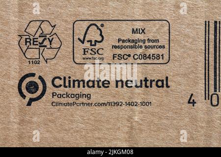 Conditionnement neutre pour climat avec FSC, Forest Stewardship Council, logo Symbol et symbole de recyclage RESY sur l'emballage - symbole Mobius Loop Banque D'Images