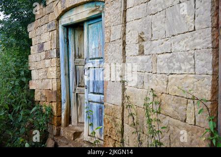 Village antique Gamsutl sur le rocher sur fond de montagnes. Incroyable colonie de maisons de pierre sur le sommet de la montagne. Attraction de Dagestan - village de Banque D'Images