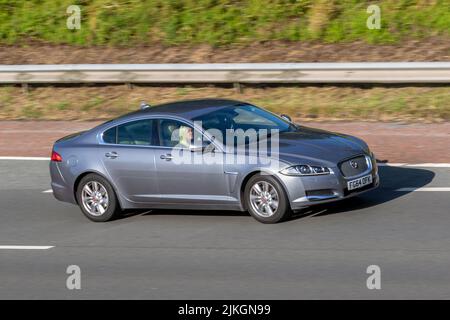 2014 berline automatique à 8 vitesses Diesel Jaguar XF D LUXURY 2179cc gris argent britannique ; déplacement, conduite, déplacement, sur l'autoroute M6, Royaume-Uni Banque D'Images