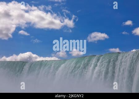 Eau en cascade sur le bord des chutes du Horseshoe. Niagara Falls Ontario Canada Banque D'Images