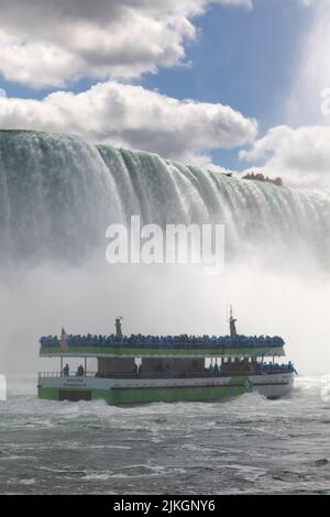 Le bateau touristique au pied de Niagara Falls, Ontario, Canada Banque D'Images