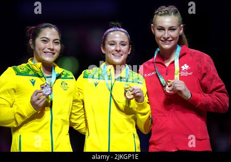 Georgia Godwin (à gauche) de l'Australie avec la médaille d'argent, Kate McDonald de l'Australie avec la médaille d'or et Emma Spence (à droite) du Canada avec la médaille de bronze à la finale du faisceau d'équilibre des femmes à l'Arena Birmingham le cinquième jour des Jeux du Commonwealth de 2022 à Birmingham. Date de la photo: Mardi 2 août 2022. Banque D'Images