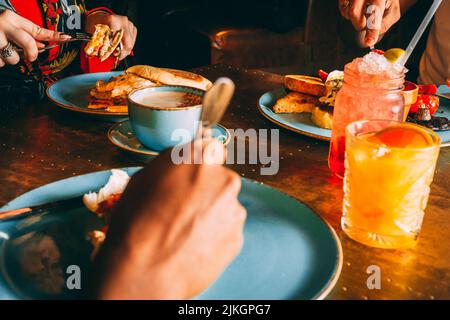 A closeup shot of friends having breakfast in a cafe Banque D'Images