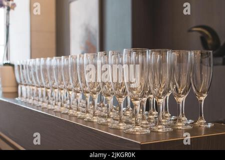 The elegant glasses with champagne standing in a row on serving Banque D'Images
