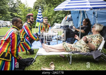 Lelystad, pays-Bas, 2022-08-02 14:11:53 LELYSTAD - parents au camping pop-up de Paradijsvogel, le premier camping aux pays-Bas pour les enfants et les jeunes LGBTIQ+. Le Camping de Paradijsvogel est conçu comme un lieu sûr où les enfants et les jeunes LGBTIQ+ peuvent chercher leur identité de genre et rencontrer des personnes partageant les mêmes vues. ANP EVA PLEVIER pays-bas sortie - belgique sortie Banque D'Images