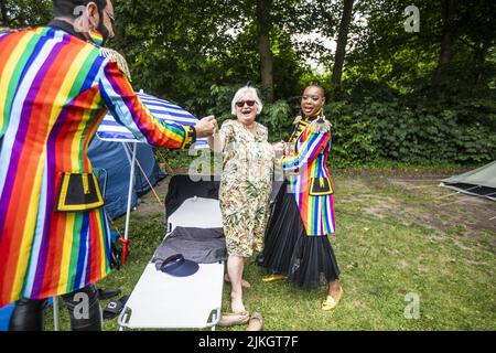 Lelystad, pays-Bas, 2022-08-02 14:12:06 LELYSTAD - parents au camping pop-up de Paradijsvogel, le premier camping aux pays-Bas pour les enfants et les jeunes LGBTIQ+. Le Camping de Paradijsvogel est conçu comme un lieu sûr où les enfants et les jeunes LGBTIQ+ peuvent chercher leur identité de genre et rencontrer des personnes partageant les mêmes vues. ANP EVA PLEVIER pays-bas sortie - belgique sortie Banque D'Images