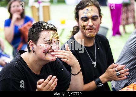 Lelystad, pays-Bas, 2022-08-02 14:31:59 LELYSTAD - les adolescents pendant l'atelier traînent au camping local de Paradijsvogel, le premier camping aux pays-Bas pour les enfants et les jeunes LGBTIQ+. Le Camping de Paradijsvogel est conçu comme un lieu sûr où les enfants et les jeunes LGBTIQ+ peuvent chercher leur identité de genre et rencontrer des personnes partageant les mêmes vues. ANP EVA PLEVIER pays-bas sortie - belgique sortie Banque D'Images