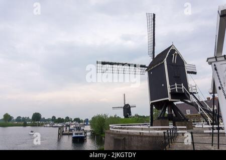 Heusden, Brabant, pays-Bas - 7 mai 2022: Moulins à vent dans la ville forteresse hollandaise Heusden. Banque D'Images