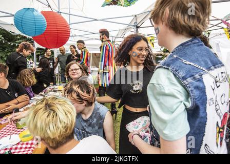 Lelystad, pays-Bas, 2022-08-02 14:40:53 LELYSTAD - adolescents et enfants au camping pop-up de Paradijsvogel, le premier camping aux pays-Bas pour les enfants et les jeunes LGBTIQ+. Le Camping de Paradijsvogel est conçu comme un lieu sûr où les enfants et les jeunes LGBTIQ+ peuvent chercher leur identité de genre et rencontrer des personnes partageant les mêmes vues. ANP EVA PLEVIER pays-bas sortie - belgique sortie Banque D'Images