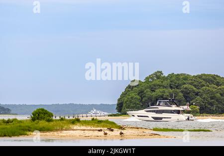 Grand yacht à moteur au large de la côte de Shelter Island, NY Banque D'Images