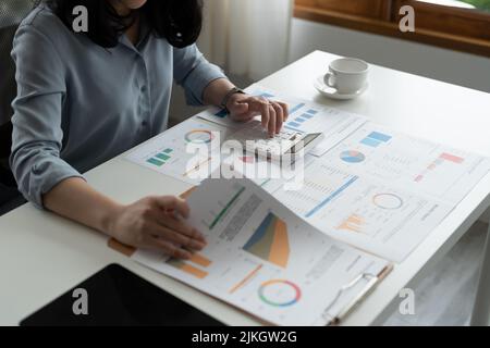 Comptable femme d'affaires calcul des dépenses de revenu et analyse des données financières et des systèmes fiscaux concept. Banque D'Images