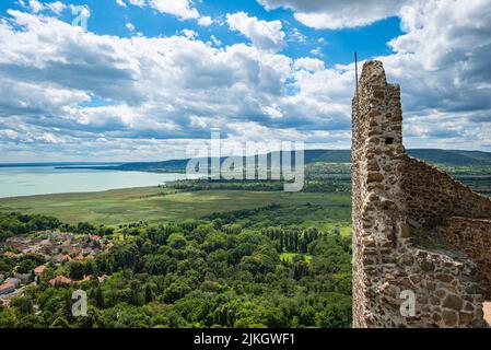 Vue depuis le château de Szigliget sur le village de Szigliget et le lac Balaton en Hongrie Banque D'Images