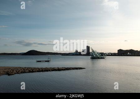 The beautiful "She Lies" public sculpture floating in the water in Oslo Banque D'Images