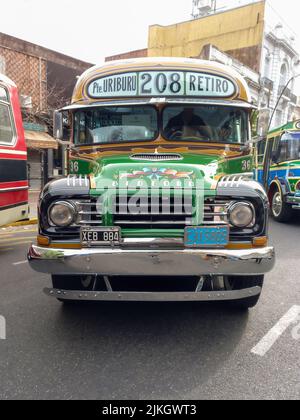 Vieux bus vert 1960s Bedford par GM dans la rue. Transport public de passagers à Buenos Aires. Ornements traditionnels en filleteado. Vue avant. Salon de la voiture classique Banque D'Images