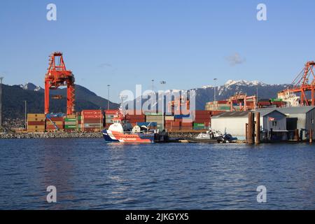Les bateaux, grues et conteneurs du port de Vancouver, Colombie-Britannique, Canada Banque D'Images
