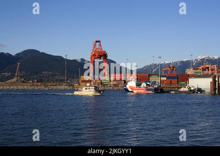 Les bateaux, grues et conteneurs du port de Vancouver, Colombie-Britannique, Canada Banque D'Images