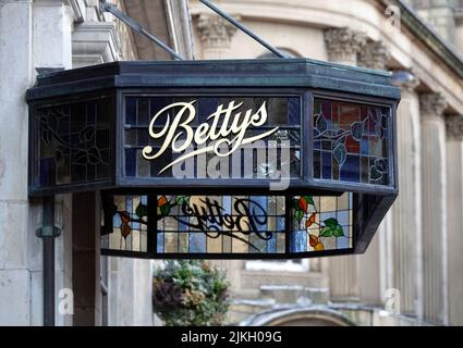 Un gros plan d'une canopée au-dessus de l'entrée du célèbre magasin de thé Bettys à York, Royaume-Uni. Banque D'Images