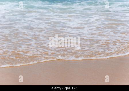 Vagues de l'océan se brisant sur les sables de la célèbre plage Rio Vermelho.Ville de Salvador, Bahia, Brésil. Banque D'Images