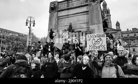 Vue d'un groupe de personnes lors de la manifestation de COP26 en noir et blanc à Glasgow Banque D'Images