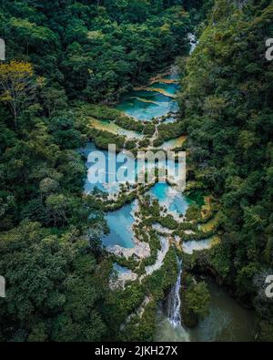 Une vue aérienne du Monument naturel Semuc Champey au Guatemala Banque D'Images