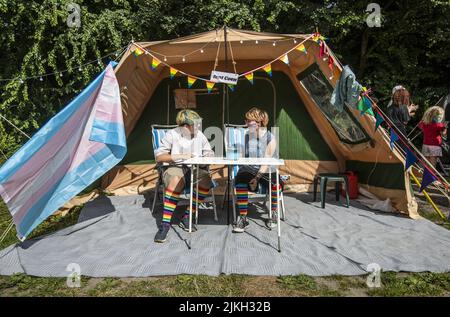 2022-08-02 16:35:14 LELYSTAD - jeunes au camping pop-up de Paradijsvogel, le premier camping aux pays-Bas pour les enfants et les jeunes LGBTIQ+. Le Camping de Paradijsvogel est conçu comme un lieu sûr où les enfants et les jeunes LGBTIQ+ peuvent chercher leur identité de genre et rencontrer des personnes partageant les mêmes vues. ANP EVA PLEVIER pays-bas sortie - belgique sortie Banque D'Images