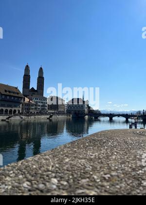 Un cliché vertical d'un pont sur une rivière contre Helmhaus et Grossmunster à Zurich, en Suisse Banque D'Images