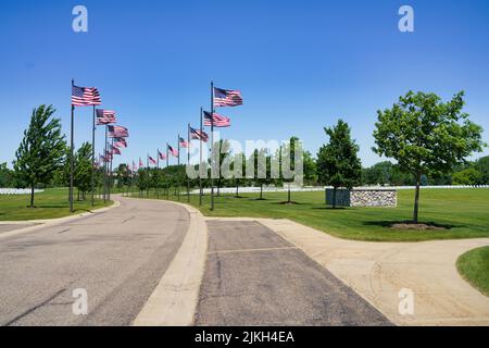 Vue sur le parc commémoratif entouré de drapeaux américains sur les mâts de drapeaux Banque D'Images