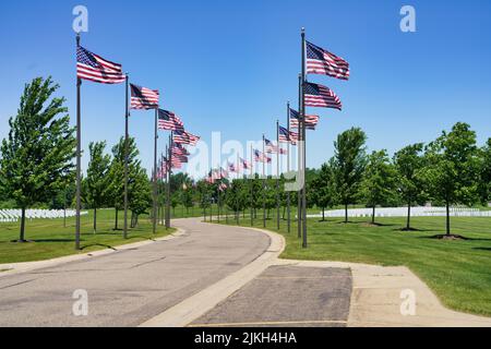 Vue sur le parc commémoratif entouré de drapeaux américains sur les mâts de drapeaux Banque D'Images