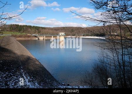 Image panoramique du réservoir d'eau de Dhunn pendant l'hiver, Bergisches Land, Allemagne Banque D'Images