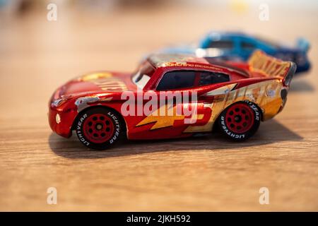 Photo de la voiture de sport miniature Mattel Lightning McQueen du film Disney Pixar Cars avec mise au point peu profonde Banque D'Images