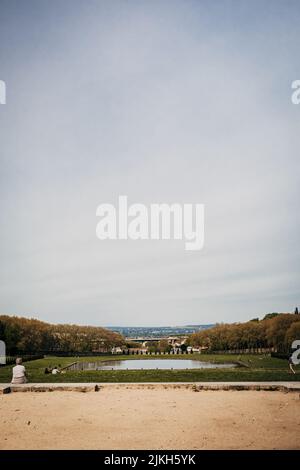 Une photo verticale du parc du domaine national de Marly à Marly-le-Roi, en France, au printemps Banque D'Images