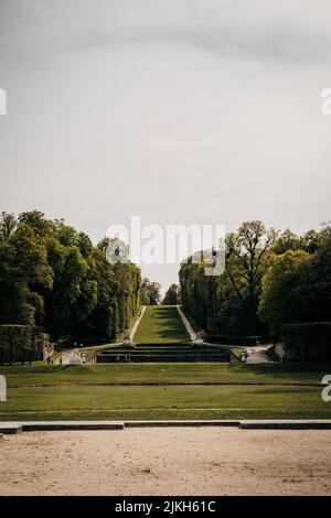 Une photo verticale du parc du domaine national de Marly à Marly-le-Roi, en France, au printemps Banque D'Images