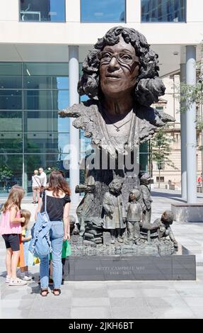 Statut de Betty (Rachel Elizabeth) Campbell, maîtresse. 1934-2017. Place centrale, Cardiff. Premier professeur de tête noire au pays de Galles. Banque D'Images