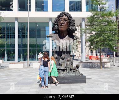 Statut de Betty (Rachel Elizabeth) Campbell, maîtresse. 1934-2017. Place centrale, Cardiff. Premier professeur de tête noire au pays de Galles. Banque D'Images