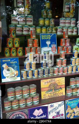 Boîtes de nourriture, magasin Gwalia, Musée national d'histoire de St Fagans/Amgueddfa Werin Cymru, Cardiff, pays de Galles du Sud. Banque D'Images