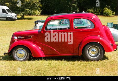 Vue latérale du Ford Anglia 1940s rouge vif Banque D'Images