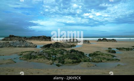 Une belle photo d'îlots de roche couverts d'algues vertes sur un bord de mer Banque D'Images