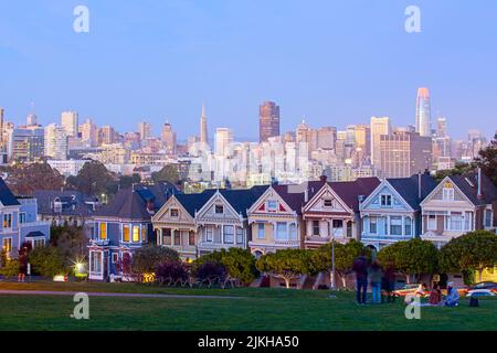 Vue panoramique sur les Painted Ladies au coucher du soleil à San Francisco, Californie Banque D'Images