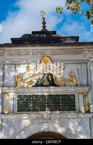 Istanbul, Turquie. 12 octobre 2021 magnifique porte ornementale avec le script islamique de la Mosquée Sultan Eyup, à l'extérieur des murs de la ville près de la Corne d'Or, Banque D'Images