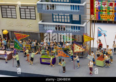A mini exhibition of people watching a street performance in Hong Kong Banque D'Images