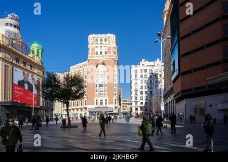 La belle architecture du centre de Madrid à la Puerta del sol et les belles façades des bâtiments et de la station de métro. Banque D'Images