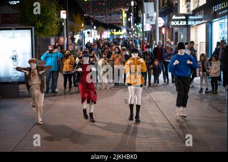 Groupe de quatre danseurs effectuant une chorégraphie dans la rue la nuit. Banque D'Images