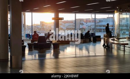 Les silhouettes des gens de l'aéroport d'Amsterdam Schiphol au lever du soleil Banque D'Images