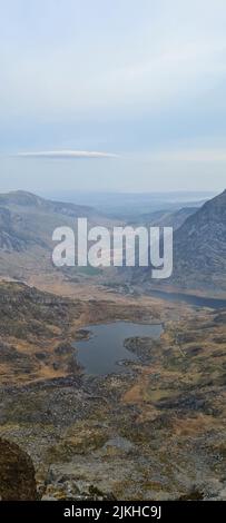 Un plan vertical d'un petit lac au milieu de la montagne Glyder Fach Banque D'Images