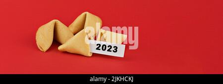 2023 biscuits chinois fortune. Cookies avec blanc vierge et 2023 textes à l'intérieur pour les mots de prédiction. Isolé sur fond rouge Banque D'Images