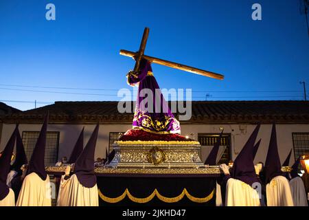 Un groupe de personnes portant des uniformes et portant la statue de Jésus-Christ dans la semaine sainte (Semena Santa) Banque D'Images