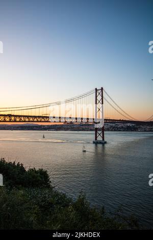 Une belle vue sur le pont suspendu Ponte 25 de Abril au Portugal au coucher du soleil Banque D'Images