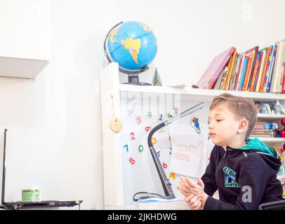 Enseignement en ligne à distance. L'étudiant étudie à la maison et fait ses devoirs. Éducation à domicile et apprentissage à distance Banque D'Images