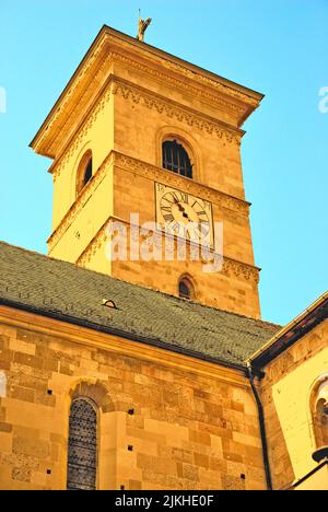 Un cliché vertical du clocher de la cathédrale Saint-Michel à Alba Iulia, en Roumanie Banque D'Images